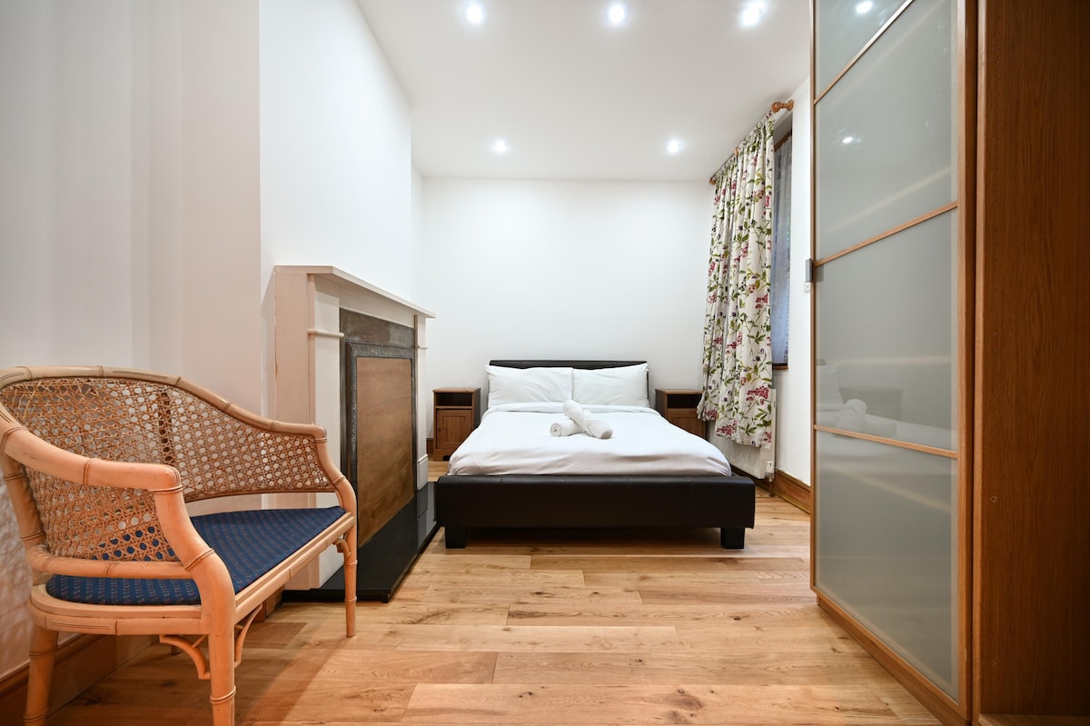 Cozy 2 Bedroom Duplex in Earls Court