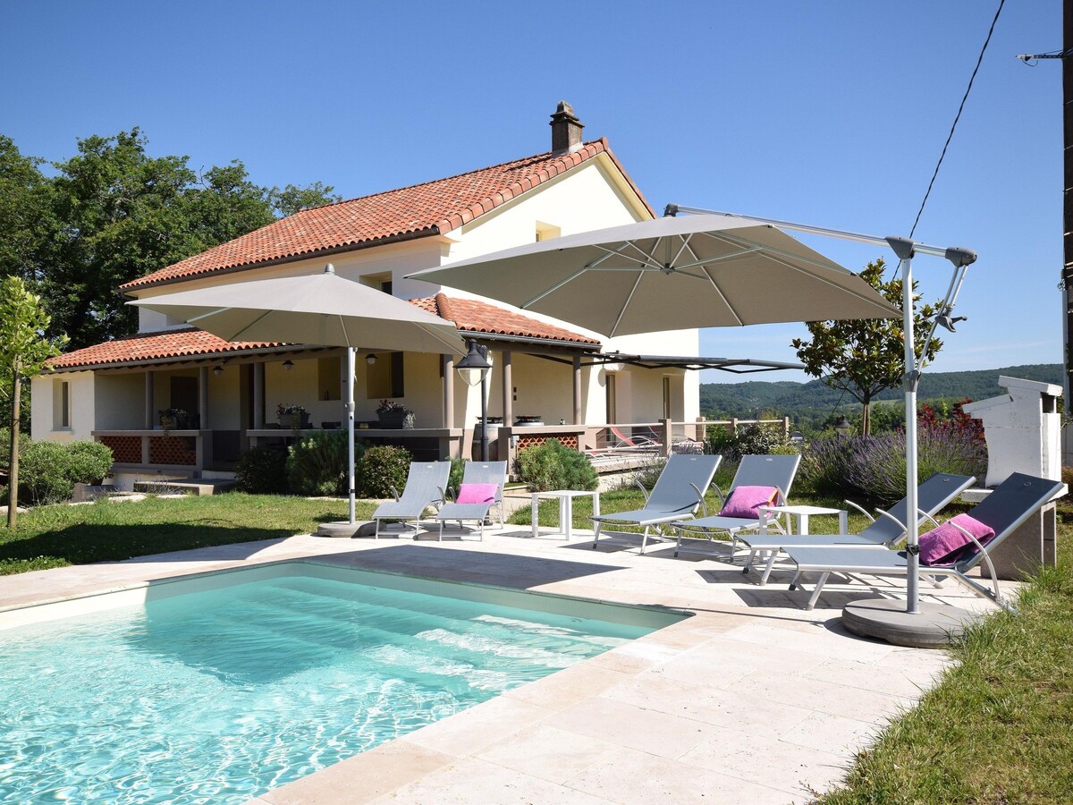 Villa with pool among the vineyards