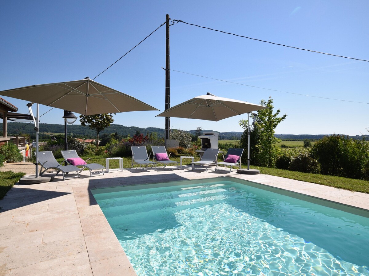 Villa with pool among the vineyards