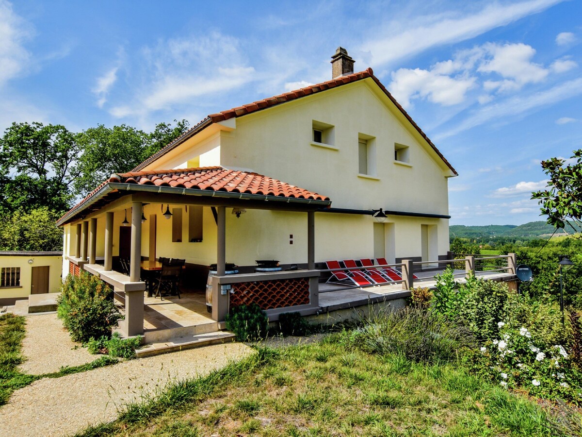 Villa with pool among the vineyards