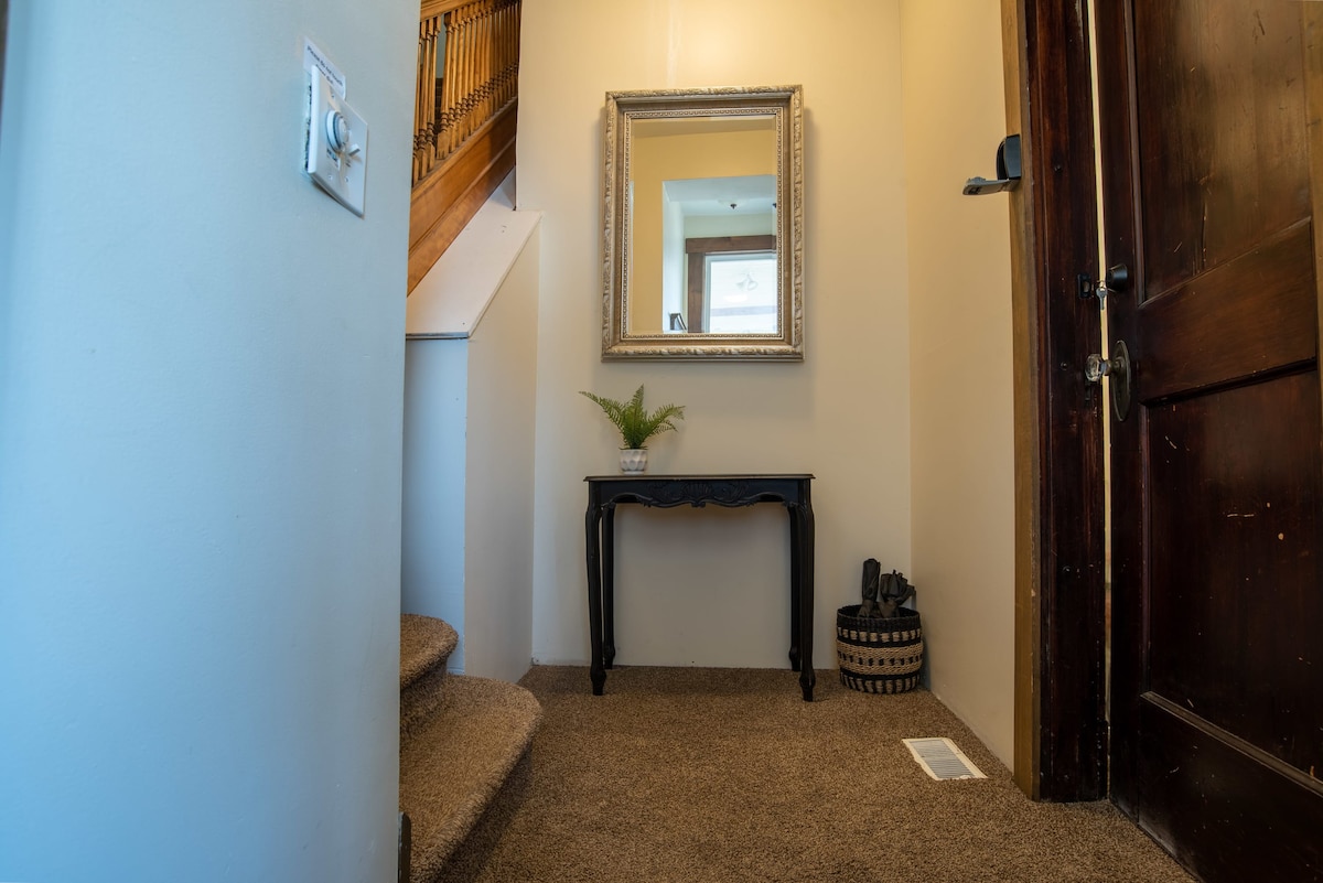 Work & Stay: Upper 4BR Unit Near Downtown Hub