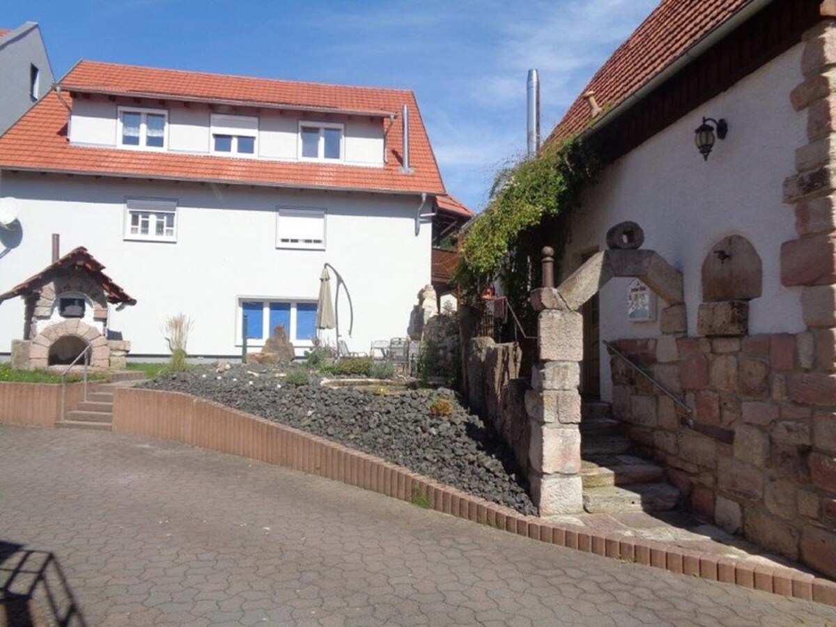 Ferienhaus (80qm) mit Kaminofen und Terrasse (Ferienhaus „Zur kleinen Kneipe“)