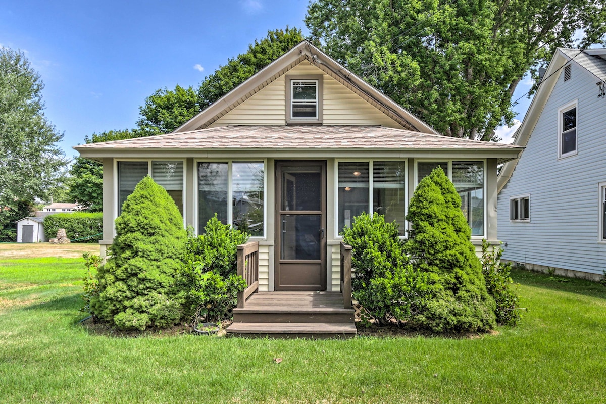 'Grandma's Cottage' w/ Sunroom: Walk to Beach