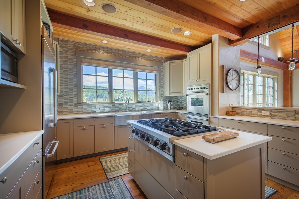 Ultimate MTN Retreat: Fireplace, Hot Tub, Views!