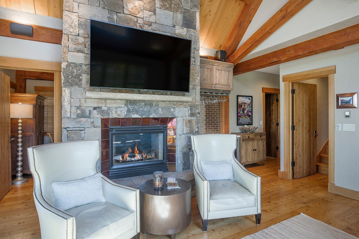 Ultimate MTN Retreat: Fireplace, Hot Tub, Views!