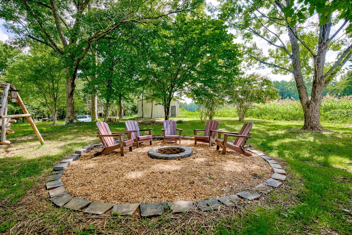 Adorable 3BR | Deck | Firepit | W/D