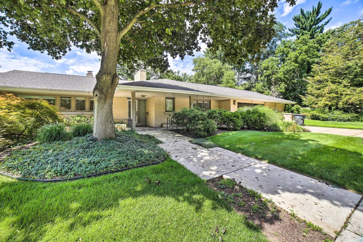 Luxury South Bend Home ~ 1 Mi to Notre Dame!