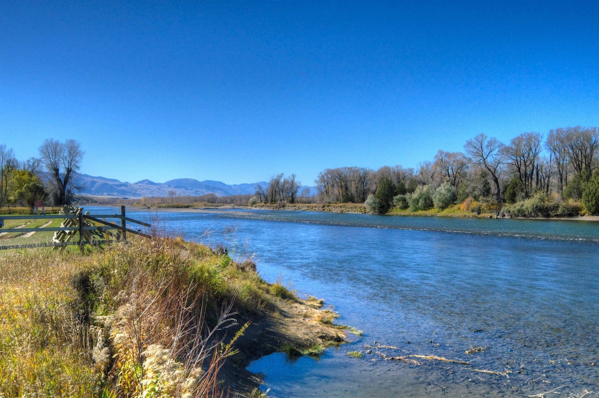 Yellowstone Riverfront- private fishing access wit