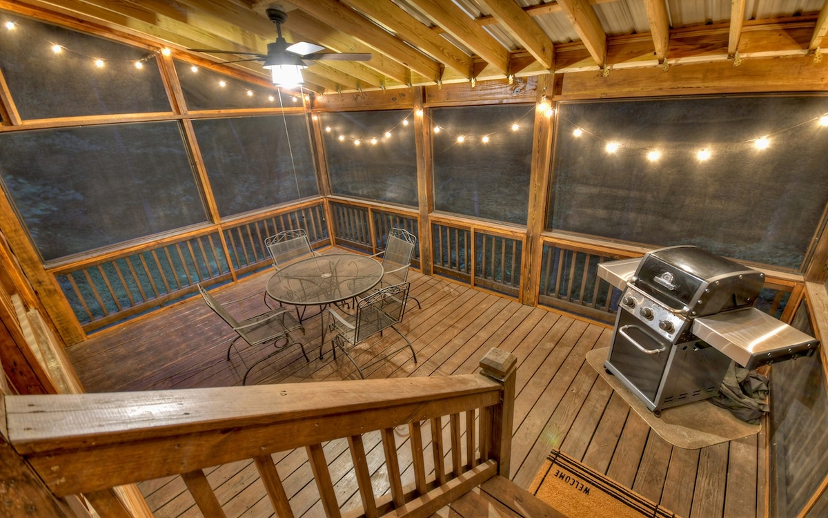 Four Seasons - Board games, hot tub, & grill!