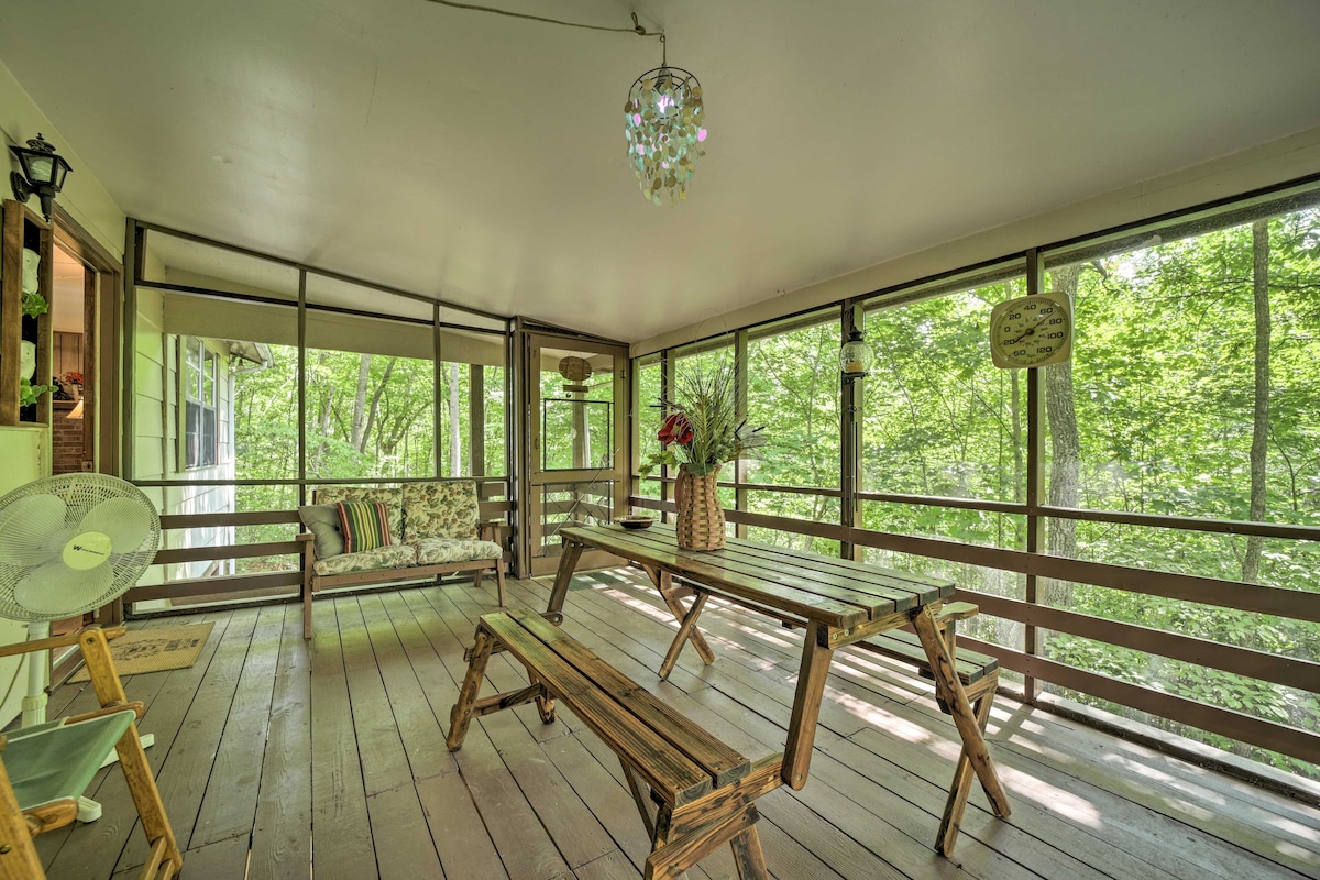 Smoky Mtn Hideaway: Screened Porch & Fire Pit