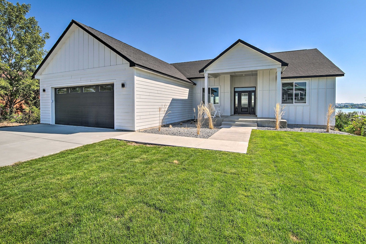 Picturesque Moses Lake House w/ Boating Dock