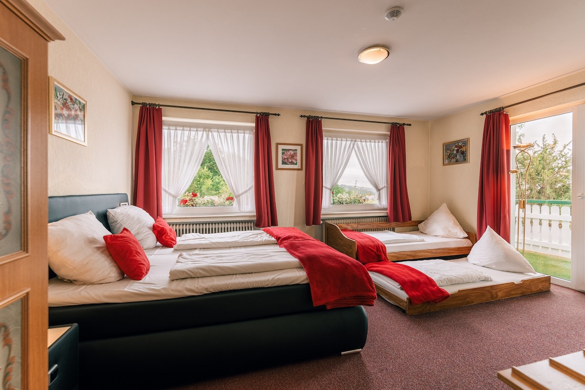 Vierbettzimmer mit Doppelbett und zwei Einzelbetten (Hotel Hasenjäger)