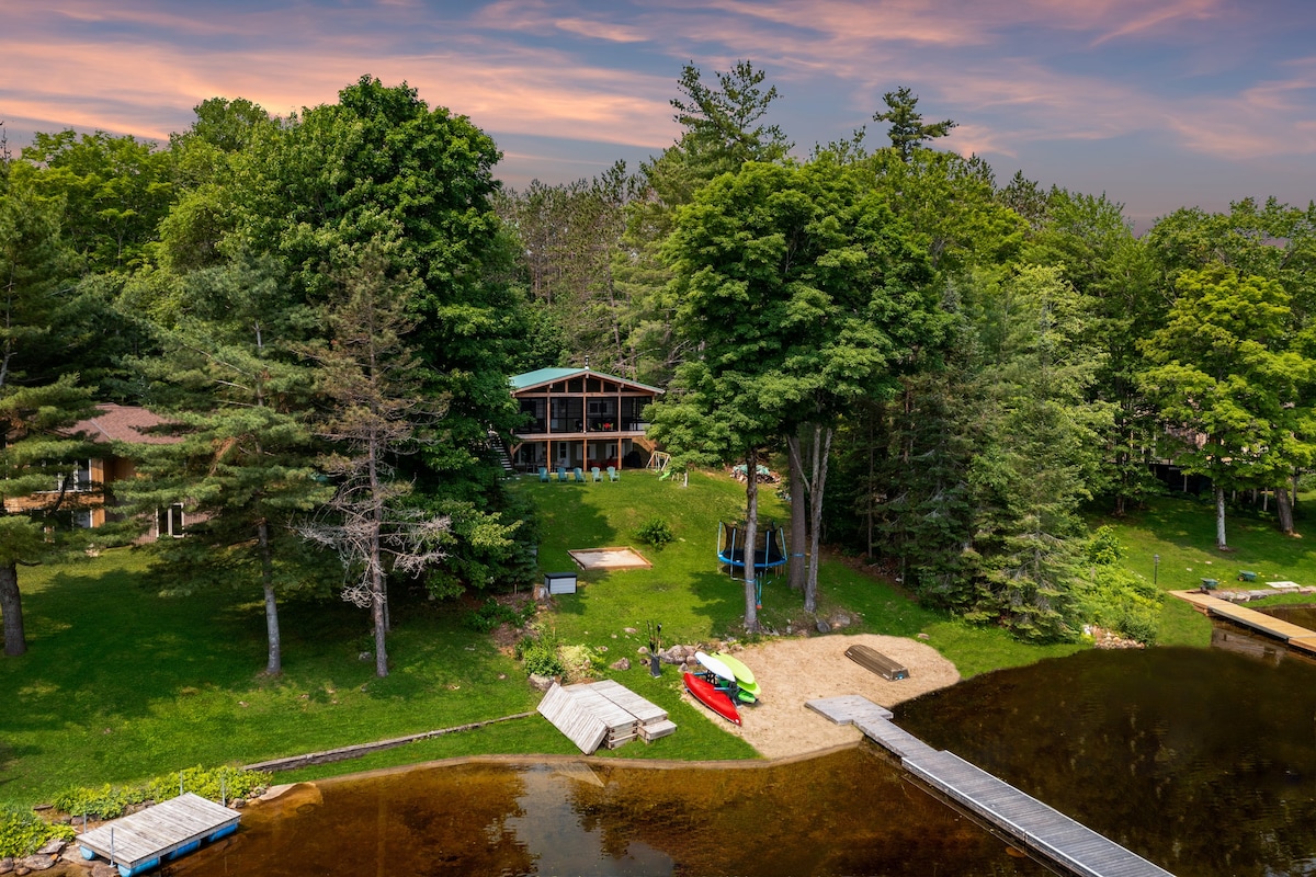 Muskoka Gem: 10pp/fireplaces/canoe/kayaks