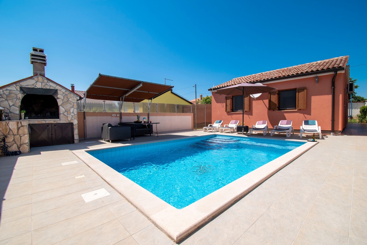 Beautiful holiday home with pool & private garden