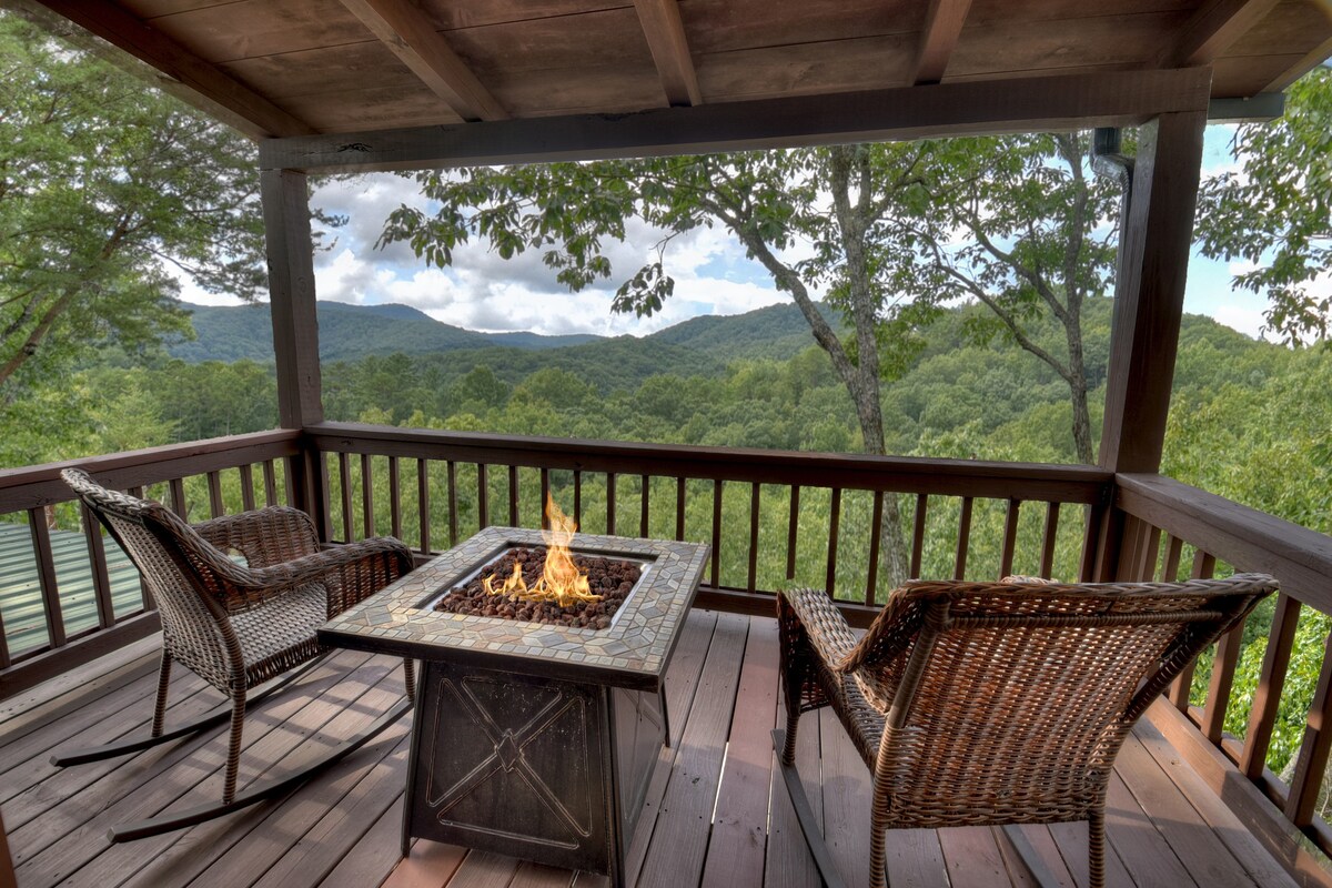 Rustic Ridge -mountain view, hot tub, pool table