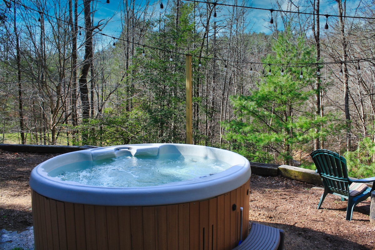 Barn Haven: Hot Tub, Outdoor Shower, Renovated