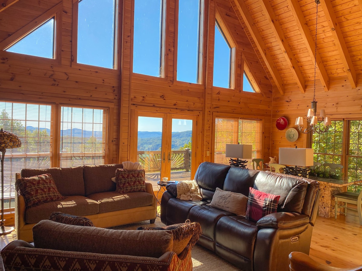 The Retreat: Mountain Cabin, Great View, Hot Tub,
