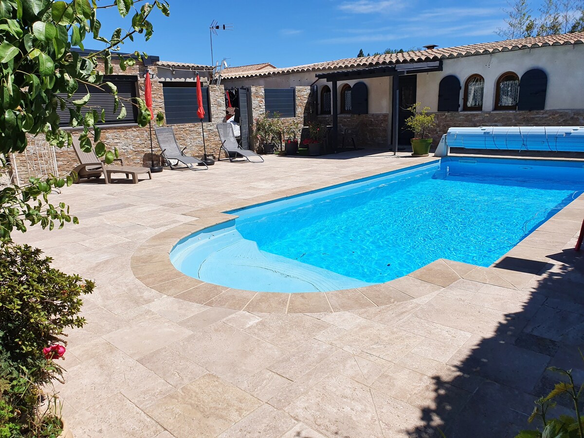 Villa 10 km away from the beach with swimming-pool