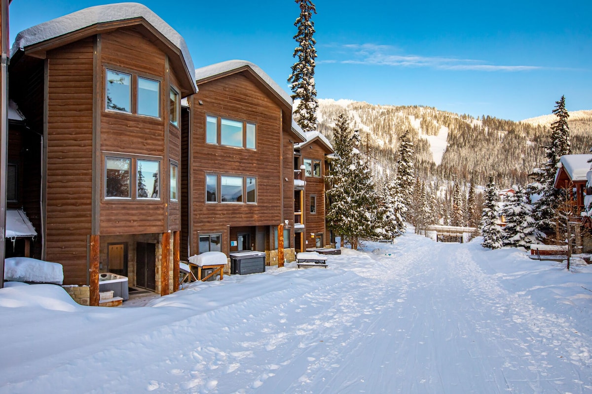 Beautiful townhome directly on the ski slope!