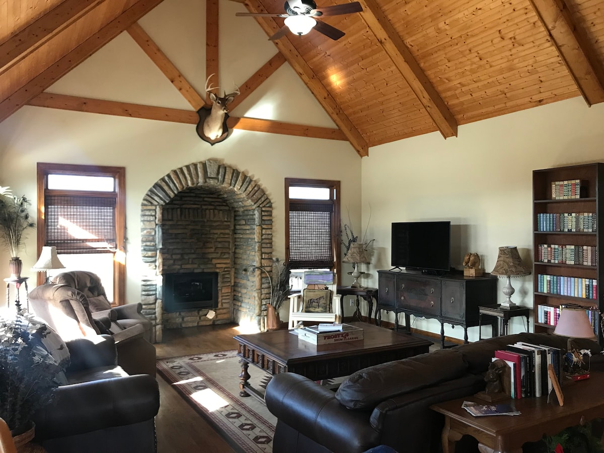 Pinnacle Point: Large Cabin, Pool Table, Hot Tub,