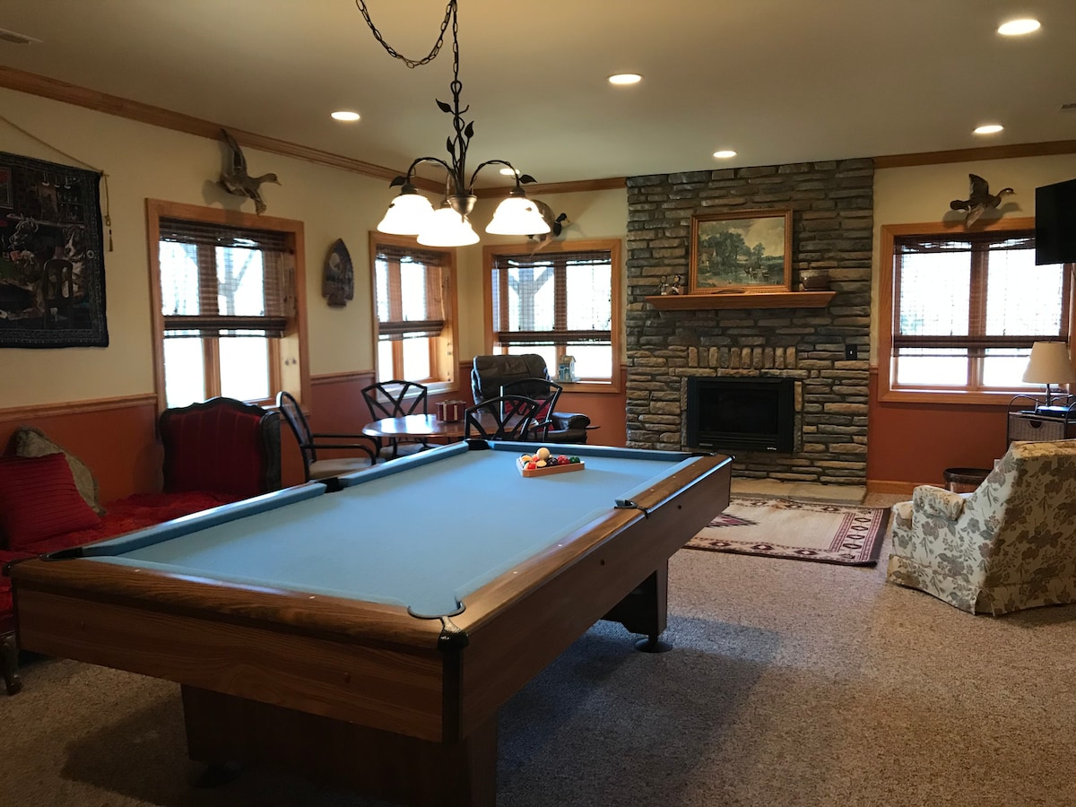 Pinnacle Point: Large Cabin, Pool Table, Hot Tub,