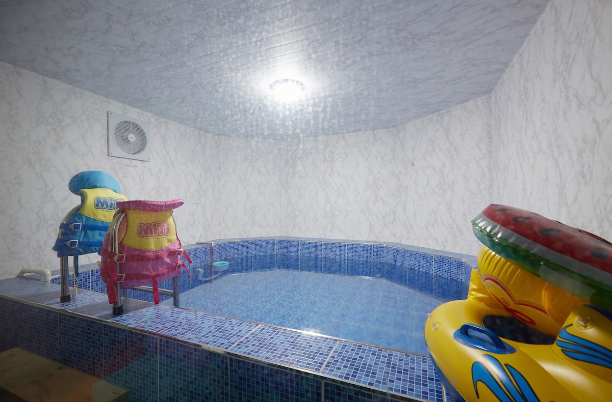 红川（ Hongcheon ） ，儿童泳池别墅（ Kids Pool Villa ）绿意盎然，空气充足，娱乐