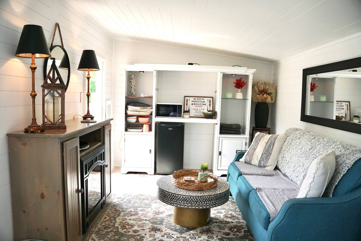 Gorgeous luxury waterfront tiny home on the bluffs