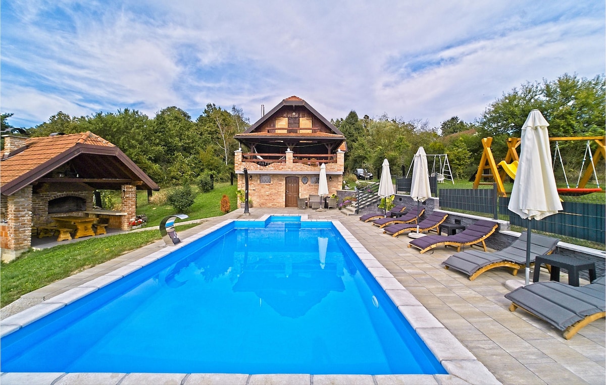 Beautiful home with Outdoor swimming pool, WiFi