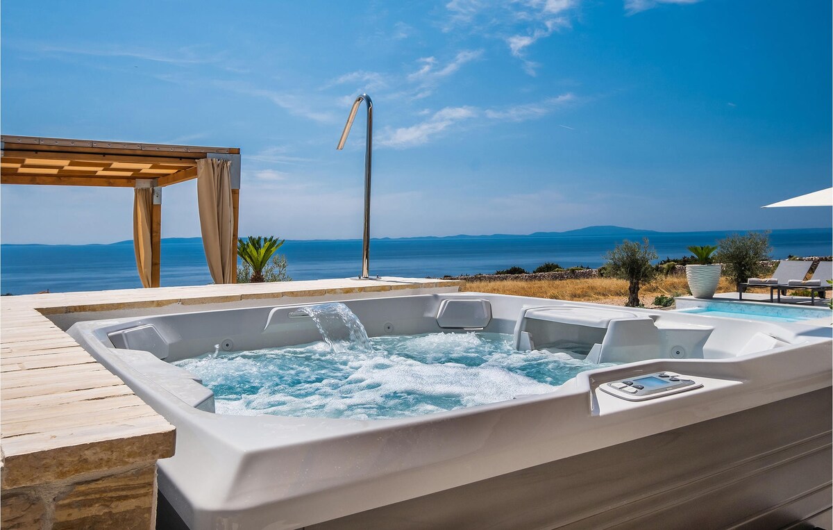 Gorgeous home in Novalja with jacuzzi