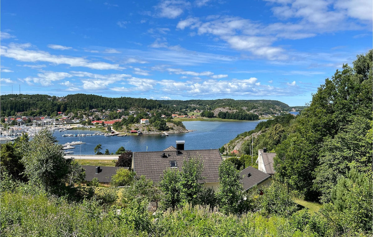 Lovely apartment in Henån with WiFi