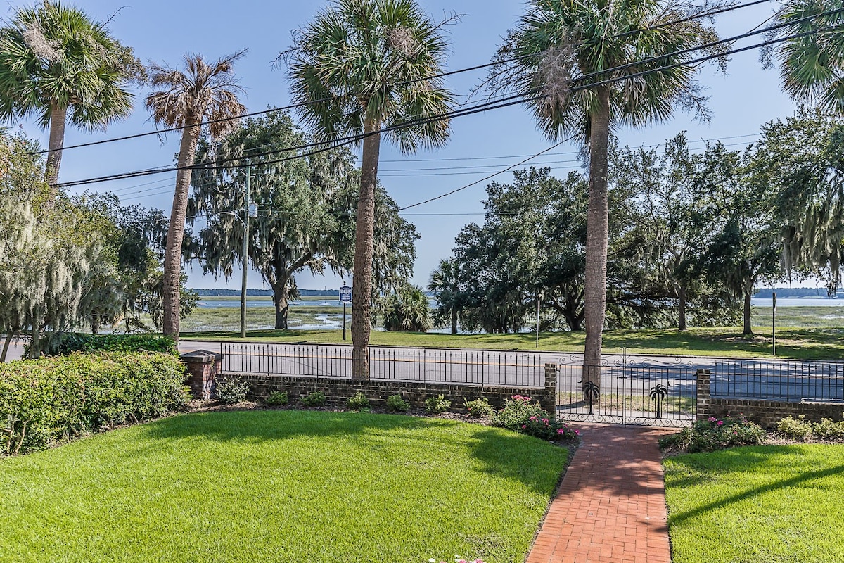 Home Overlooking the Beaufort River on Bay St