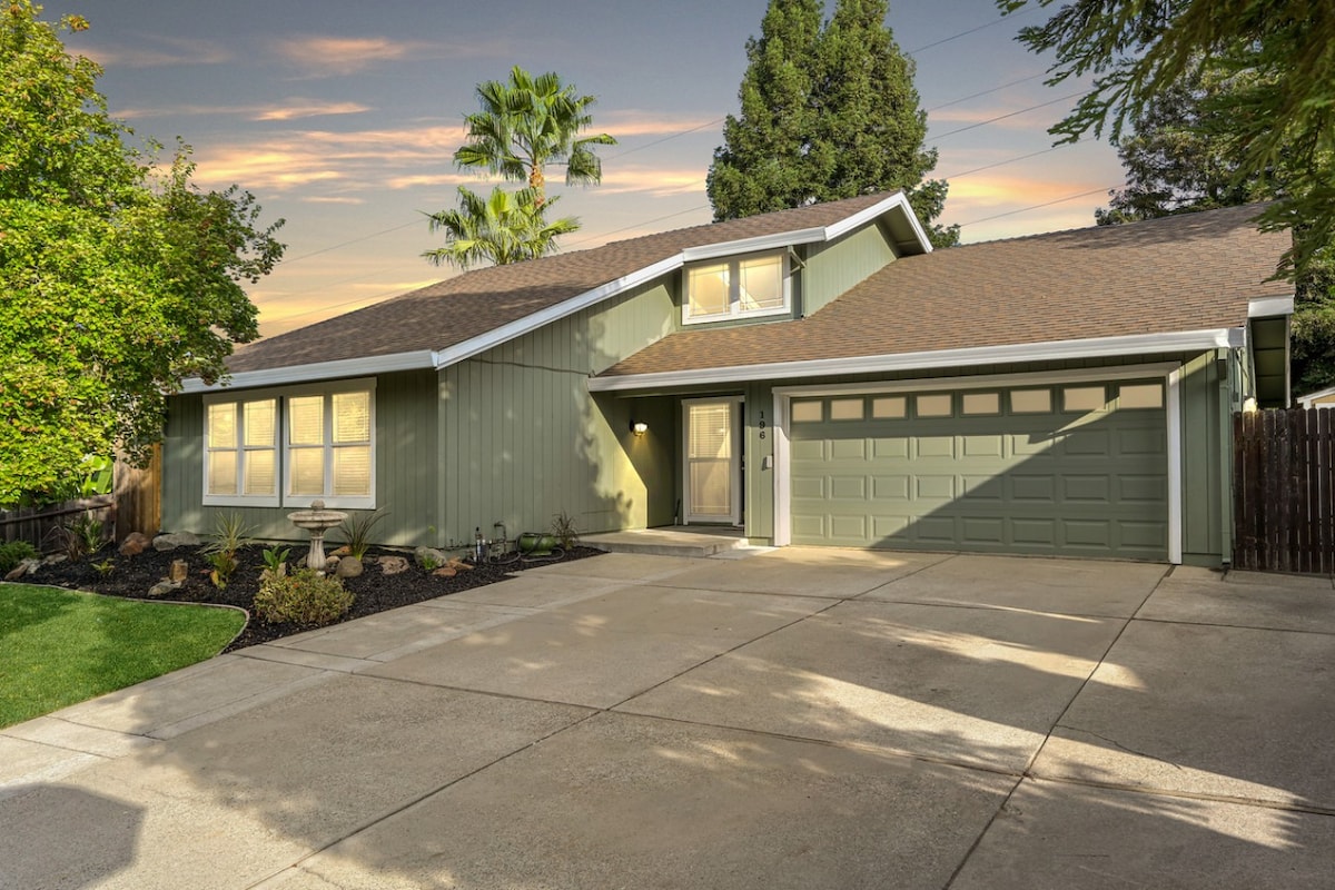 Pristine Folsom Home with Firepit & Pool