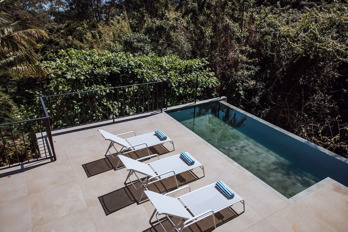Casa moderna, piscina Integrada à natureza