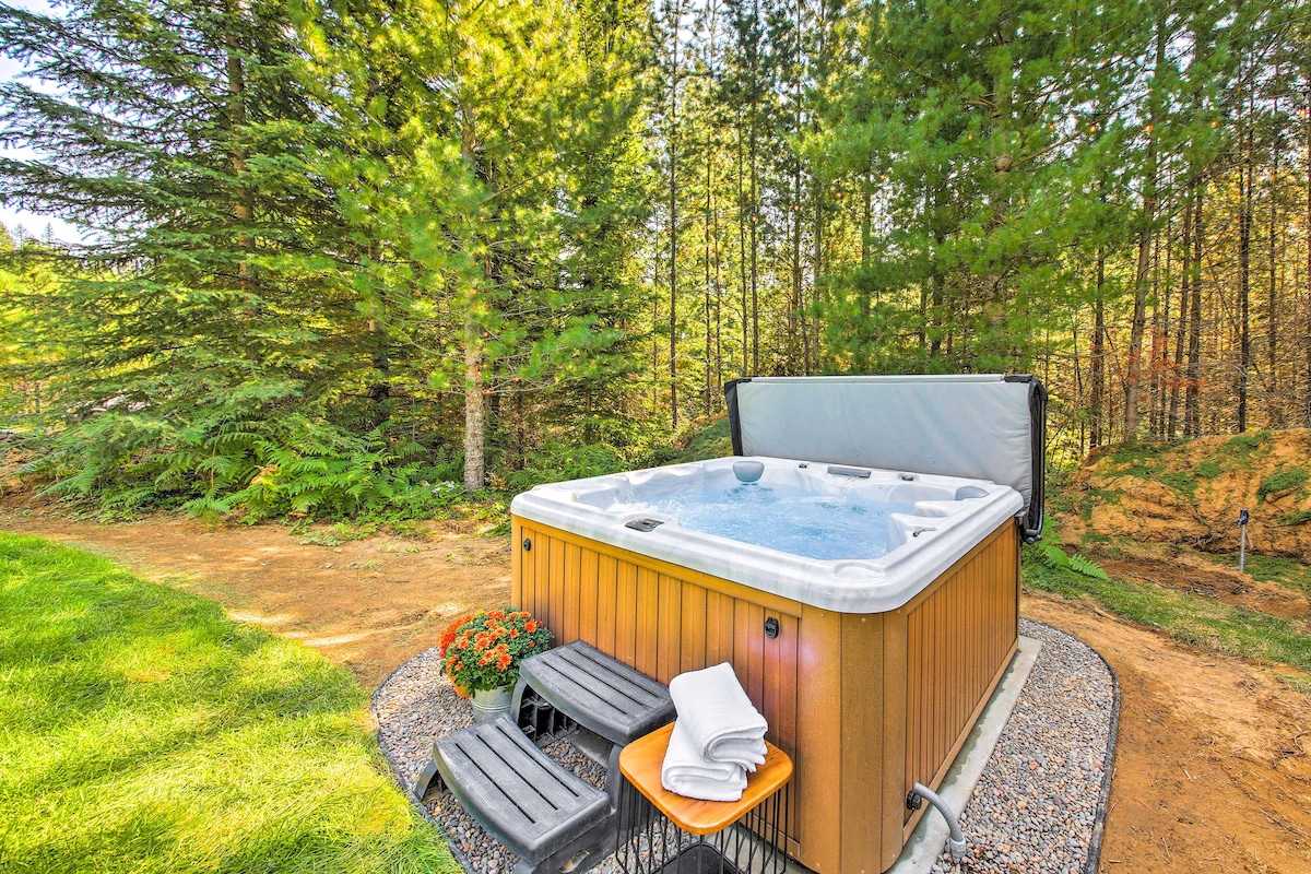 Rustic-Chic Woodland Hideaway w/ Hot Tub!