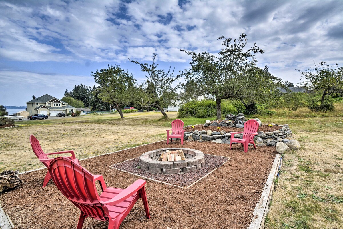 Cozy Port Orchard Home w/ Grill & Fire Pit!