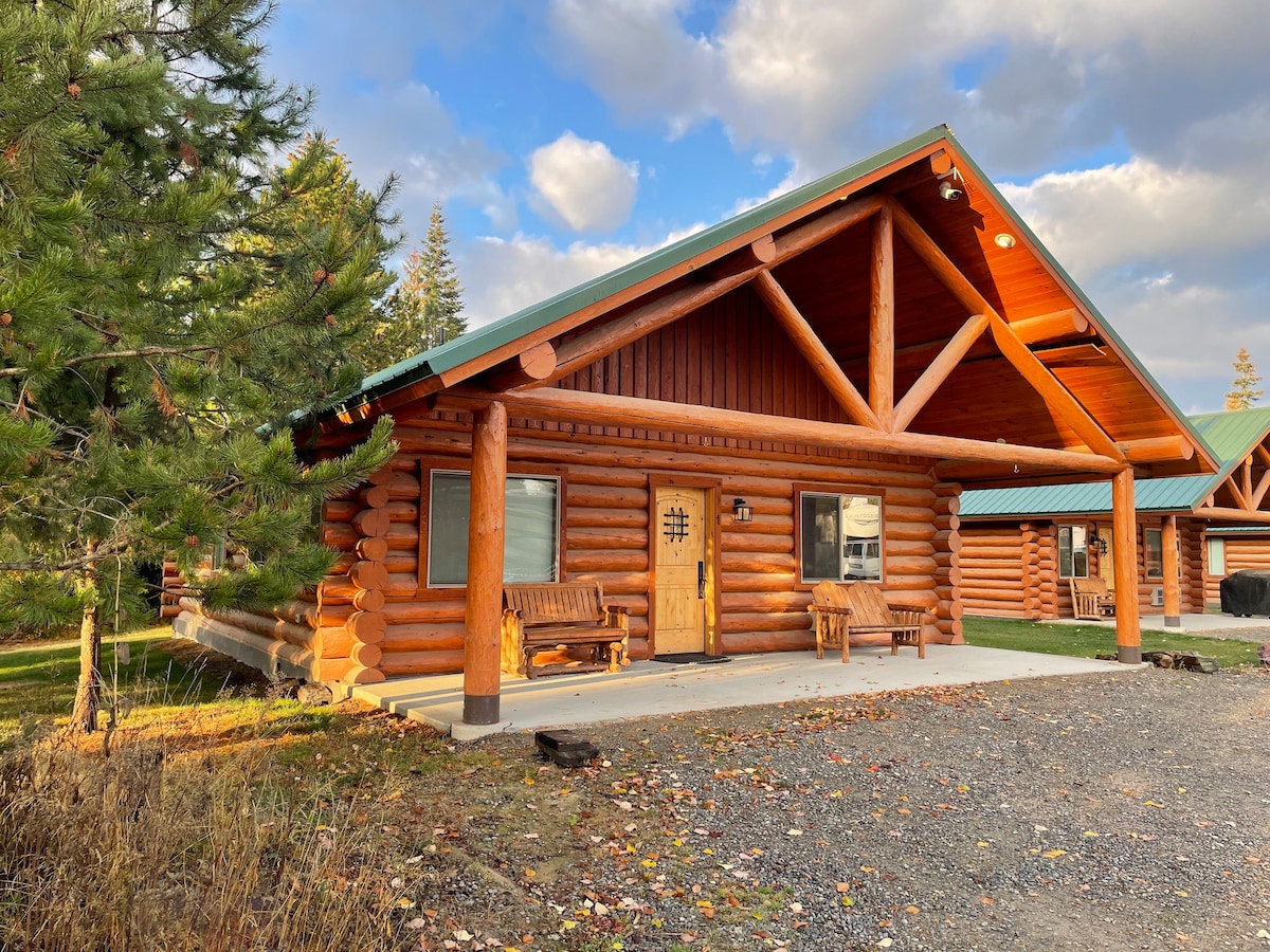 Log Cabin #1, 2-BD, Wi-fi, TV, Sleeps 8