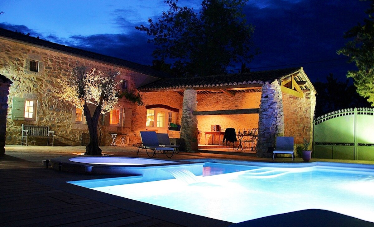 Villa for 6 ppl. with swimming-pool and jacuzzi