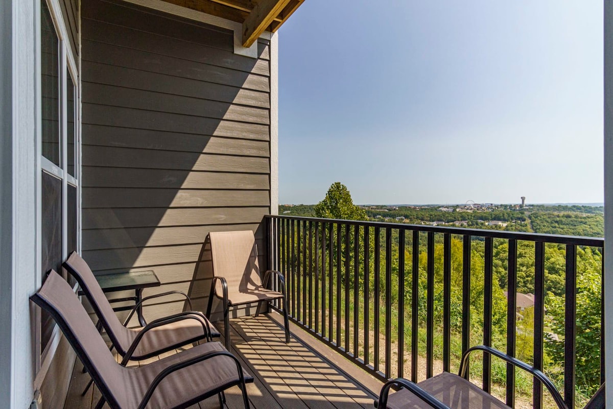 Walk-In Hillside Condo with Breathtaking View!