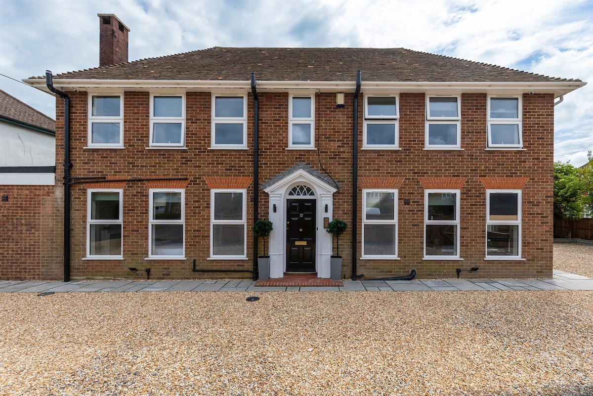 Modern and spacious 7 bedroom house