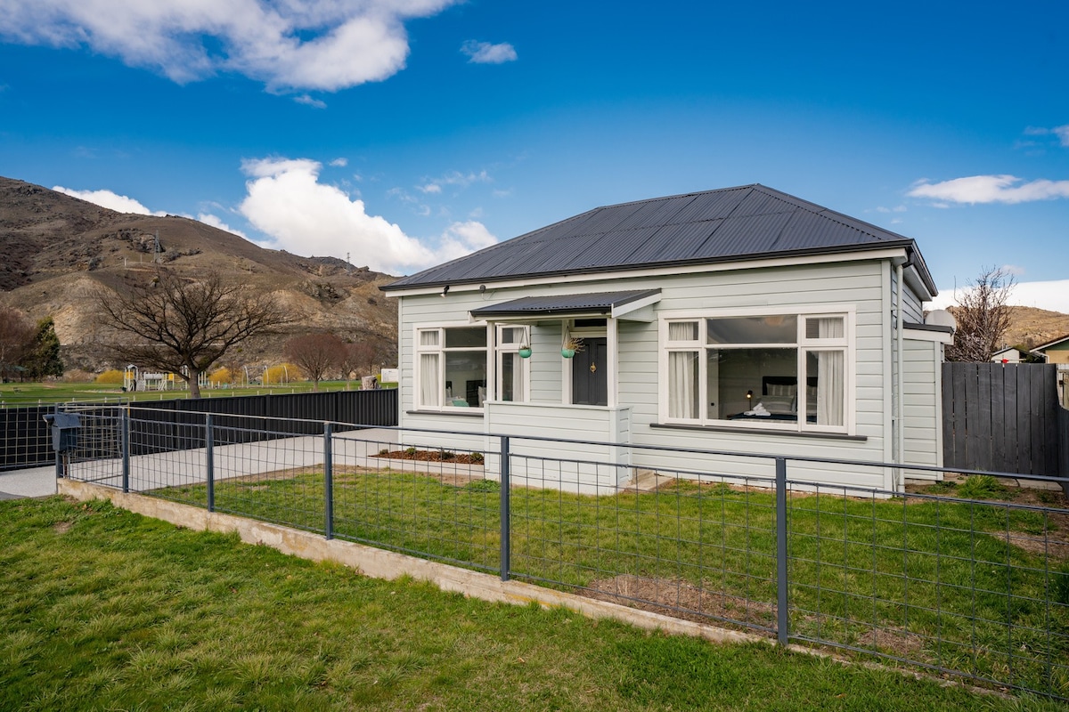 Lake Dunstan Cottage - Cromwell Holiday Home