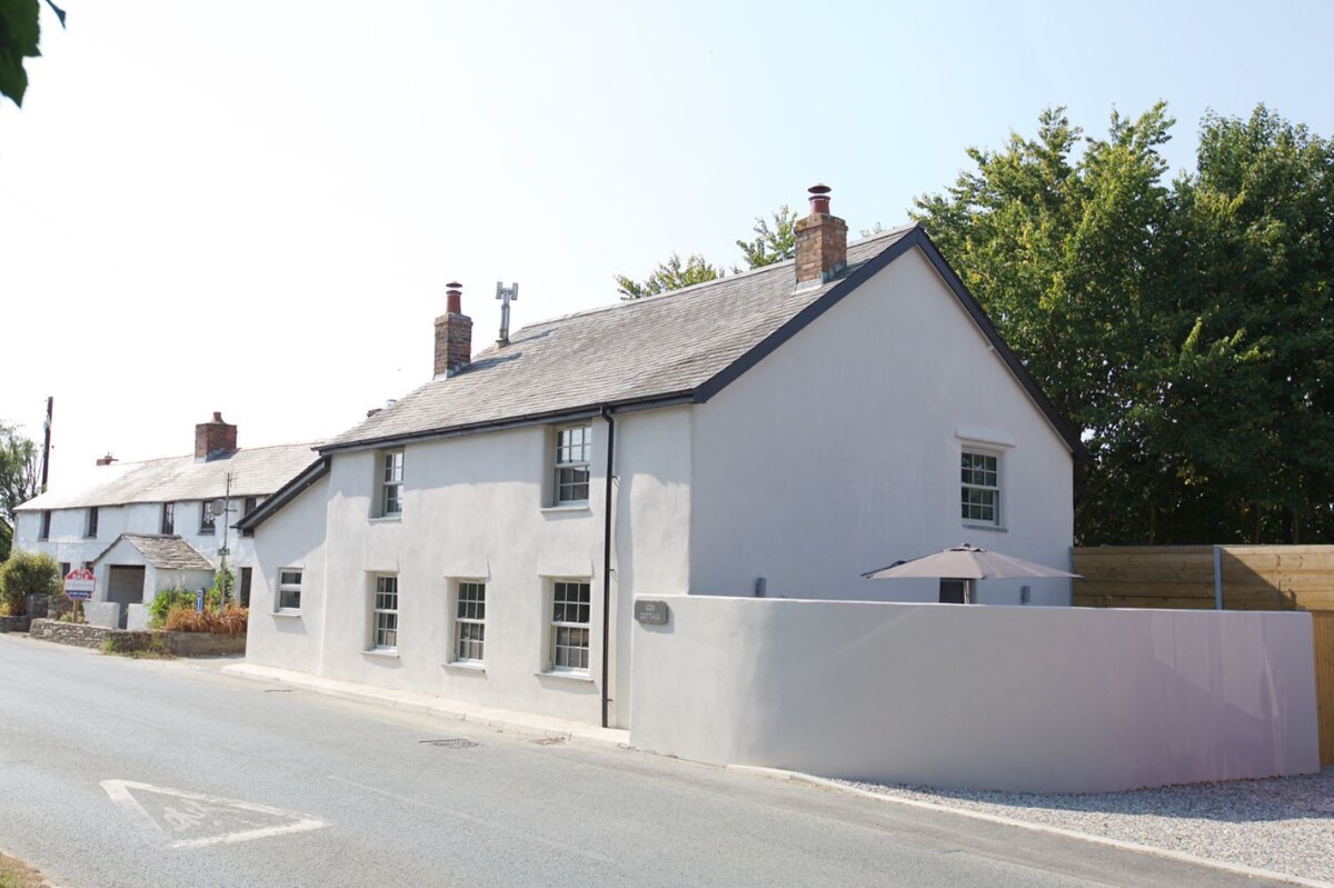 Cob Cottage, Pityme, Rock, Cornwall  Sleeps 6