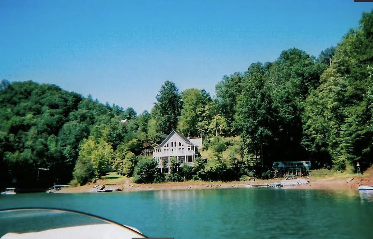 位于丰塔纳湖（ Lake Fontana ） ，设有码头，可欣赏迷人的湖景！