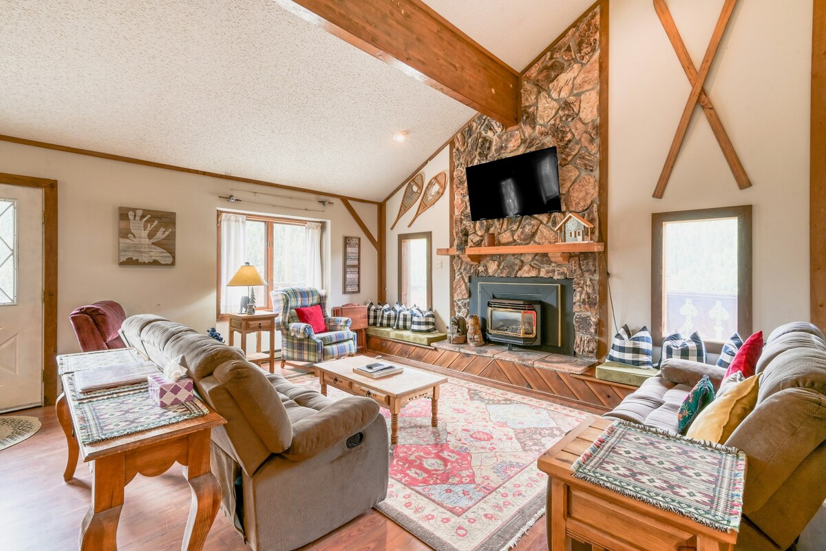 Rustic 3BR Mountainview | Fireplace | Deck