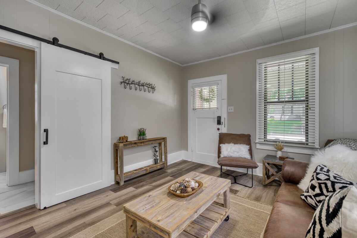 Cute & KOZE, walking distance to downtown Brenham!