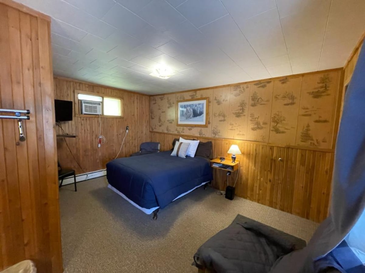 Lyons in Onaway - 1 Full Bed - Room 6 - Sleeps 2