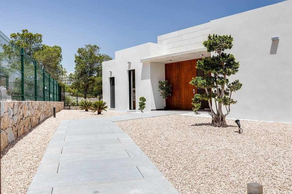 Gorgeous villa with a pool in las Colinas