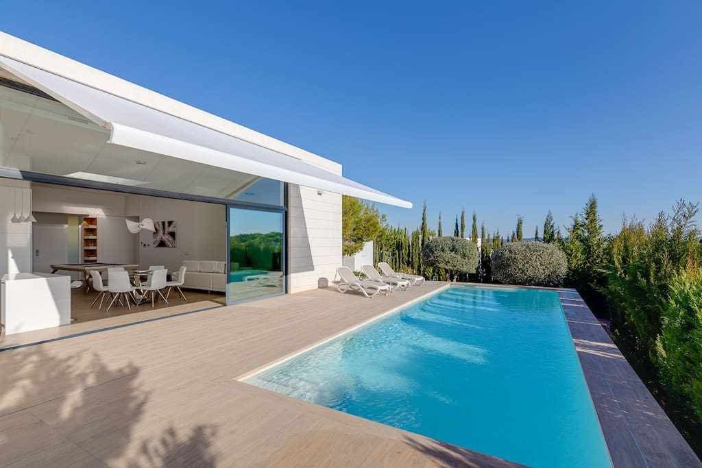 Gorgeous villa with a pool in las Colinas
