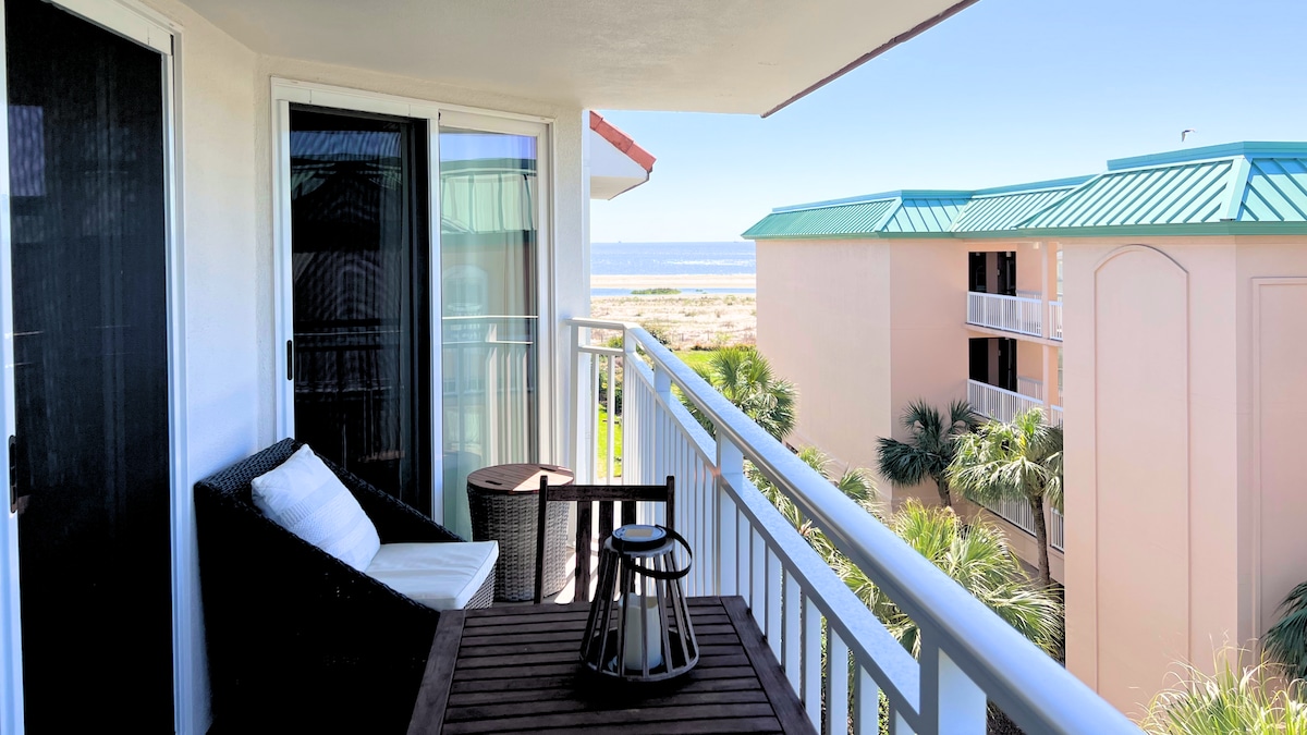 Beach Please! Balcony ocean views, beach chairs,