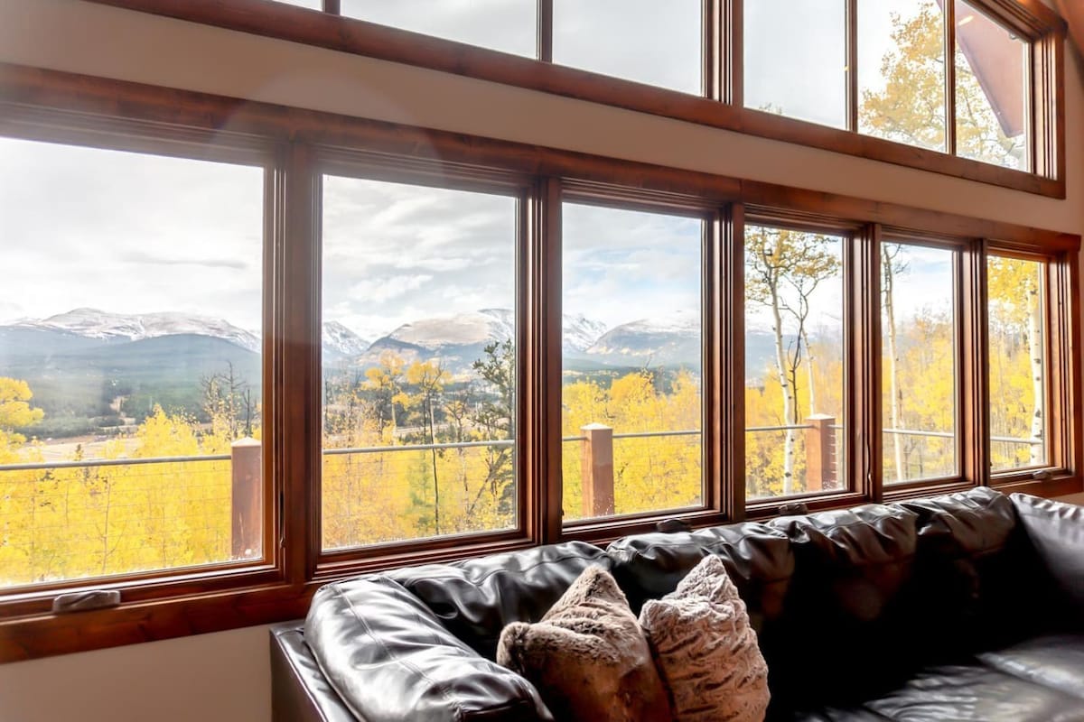 Secluded Custom 5 BR w/Panoramic Mountain Views!