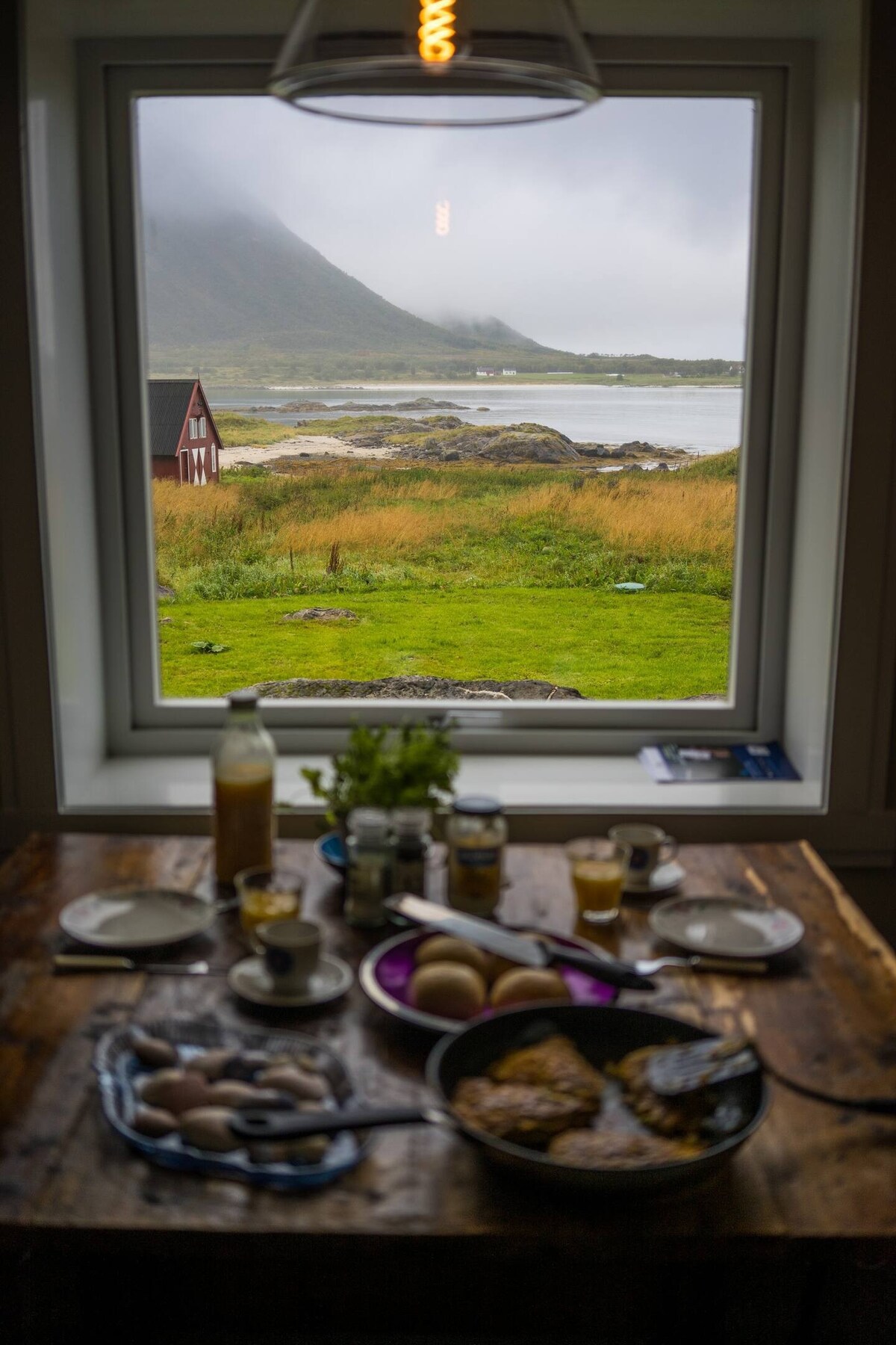 Koselig hus med strandlinje